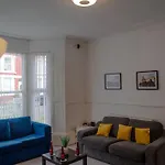 Cozy And Spacious 7-Bed House Liverpool