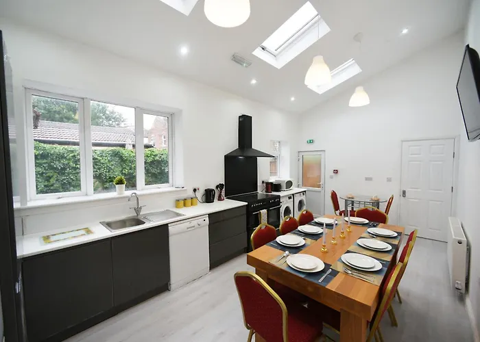 Cozy And Spacious 7-Bed House Liverpool