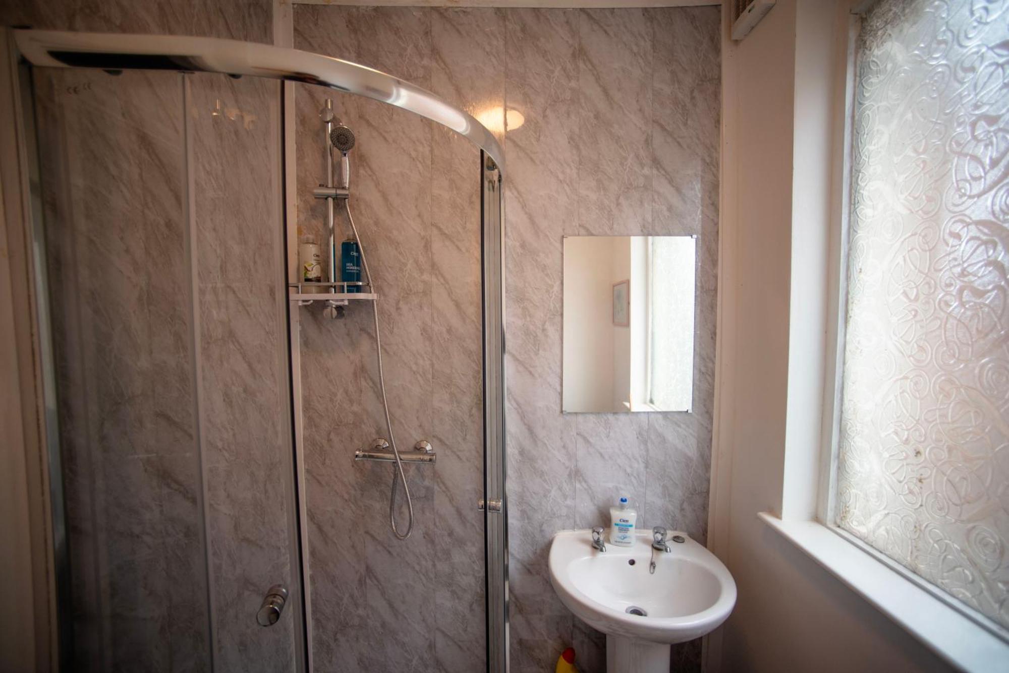 Cozy And Spacious 7-bed House Liverpool